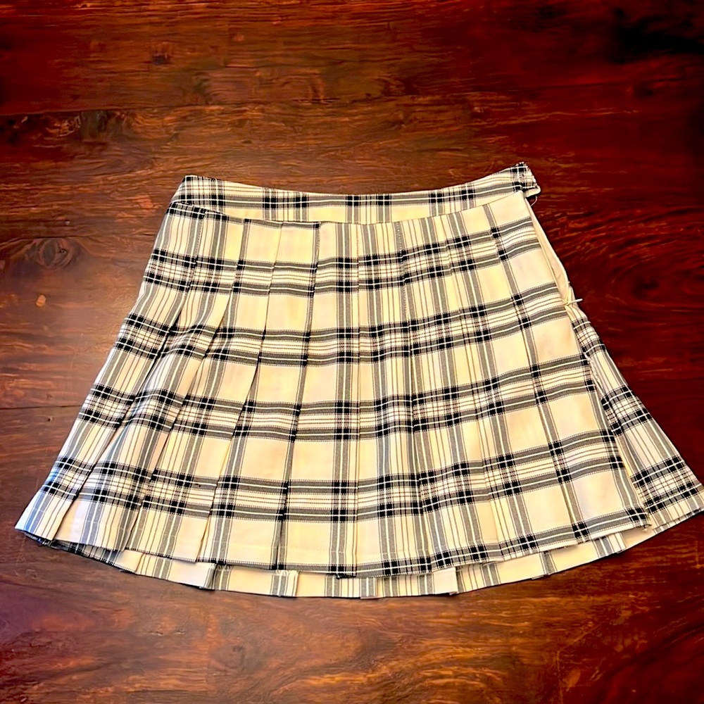 Cute pleated black and white plaid skirt. Size Large